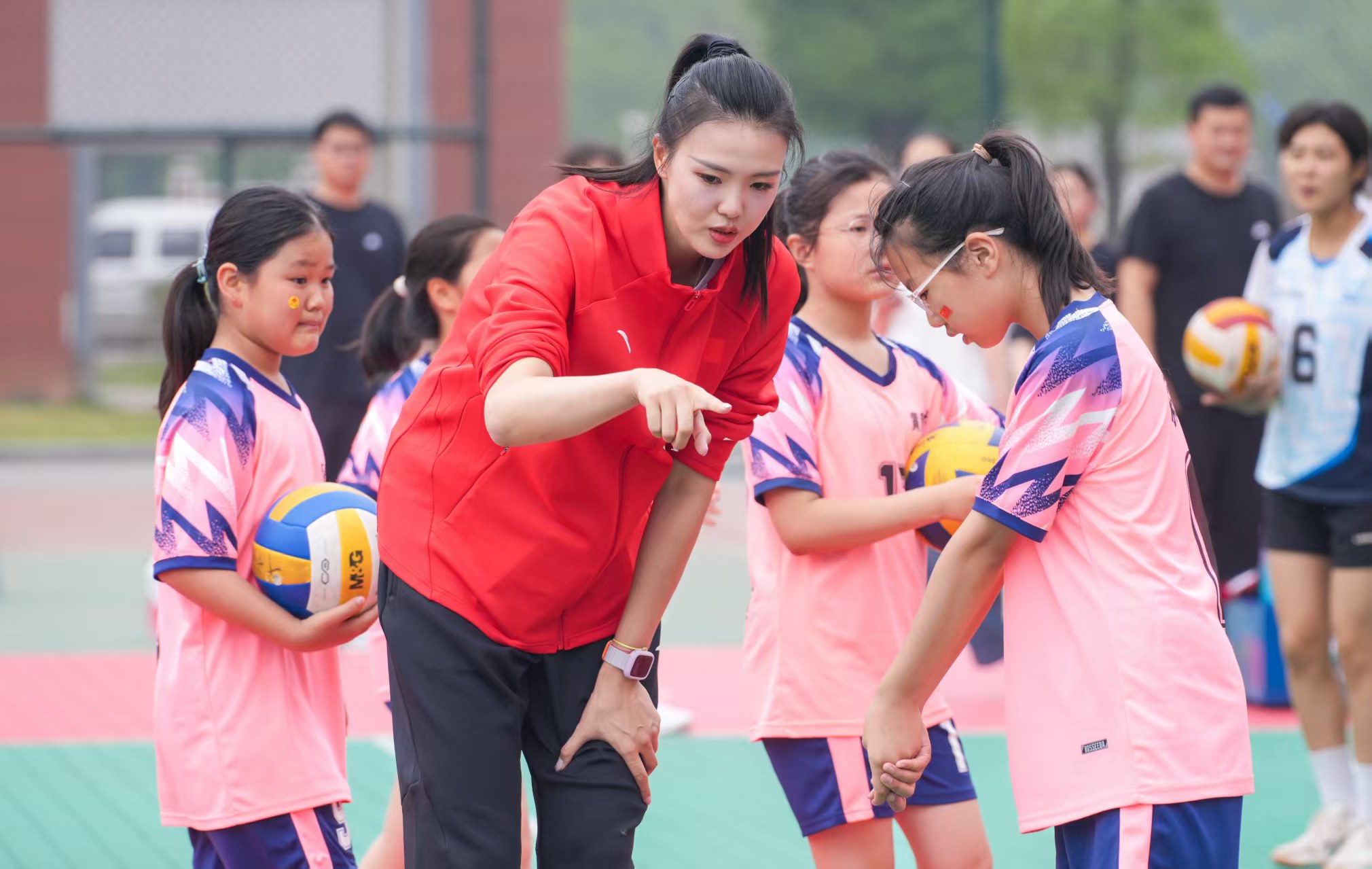 冠军进校园传递体育精神 学生互动激发运动热情