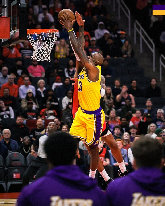 勒布朗-詹姆斯暴力隔扣火箭新星展现巅峰状态