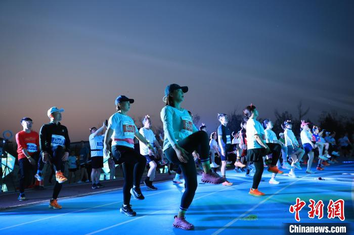 山东东营“体育夜市”点亮夜间健身热潮 各地推