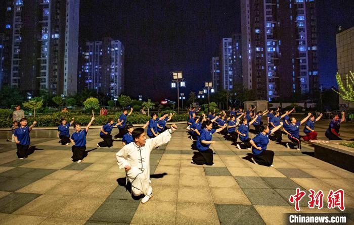山东东营“体育夜市”点亮夜间健身热潮 各地推