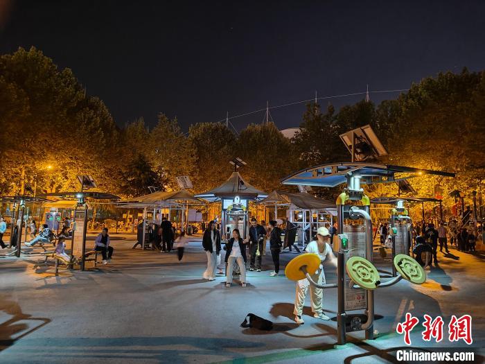 山东东营“体育夜市”点亮夜间健身热潮 各地推
