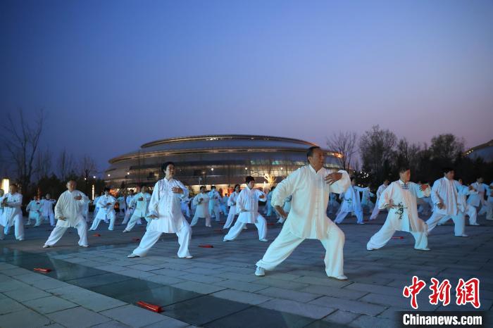 山东东营“体育夜市”点亮夜间健身热潮 各地推