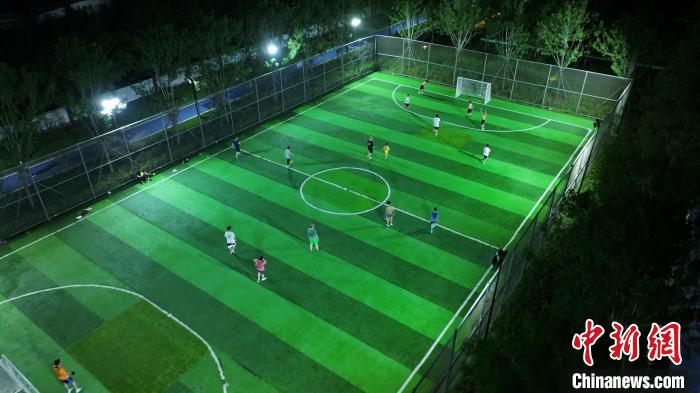 山东东营“体育夜市”点亮夜间健身热潮 各地推