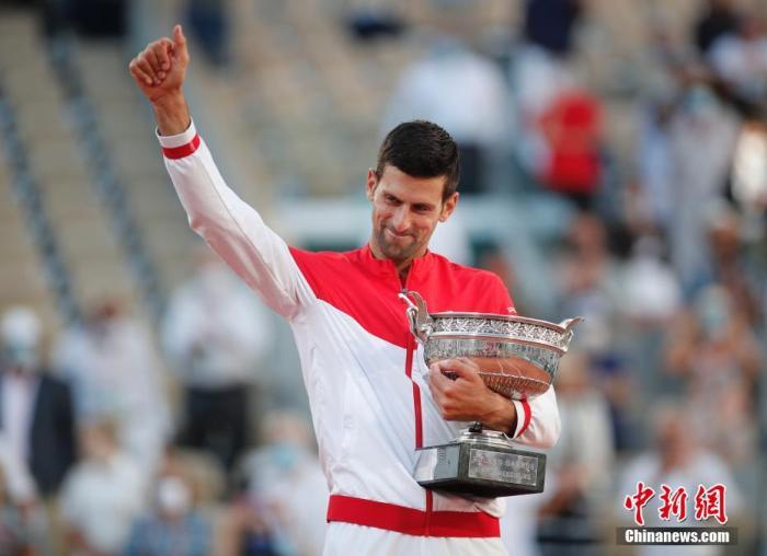 德约科维奇2012年澳网夺冠球拍以54万美元拍出 创