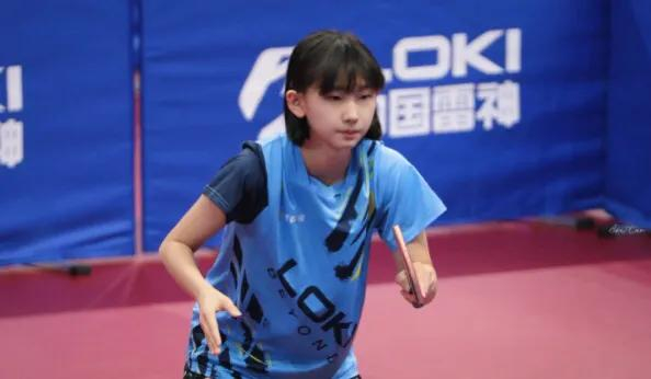 15岁姜依依首日爆冷击败魏璟茗引关注