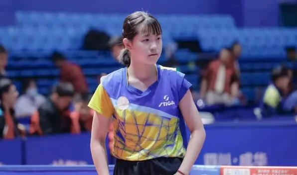 15岁姜依依首日爆冷击败魏璟茗引关注