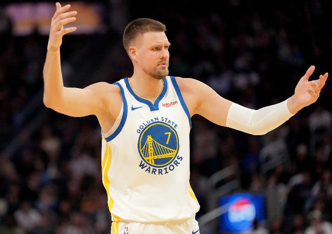 勇士惜败火箭 库里复出引领进攻浪潮却难改败局