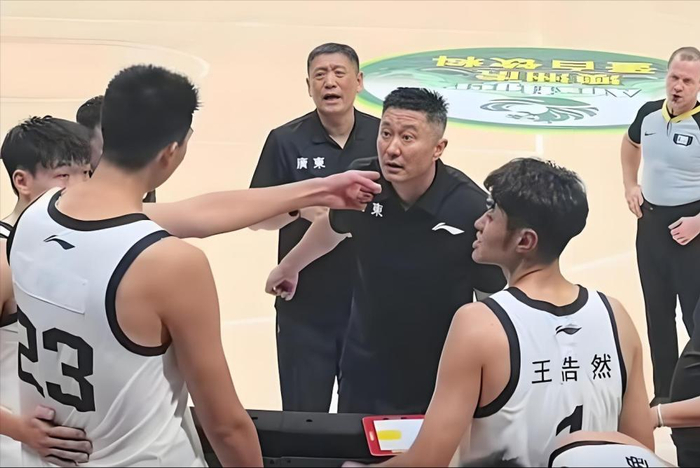 徐昕逆袭成NBA新星，杜峰培养模式引争议