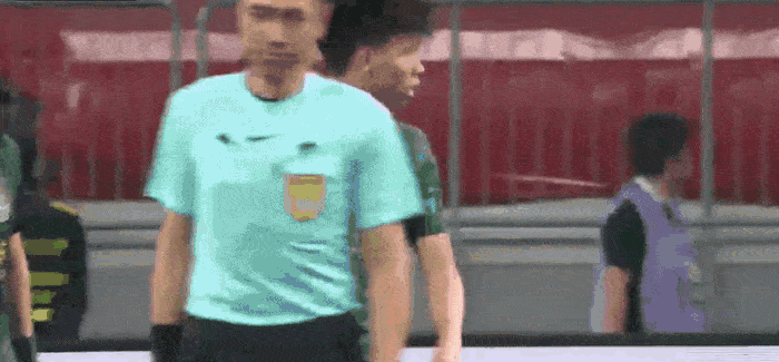 19岁国足新星王钰栋客场遭黄牌警告 赛后怒骂队